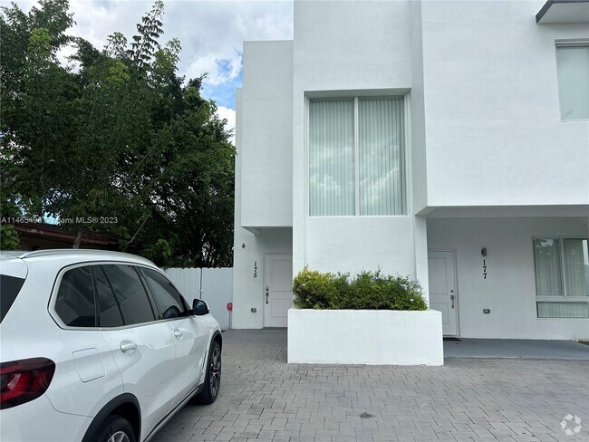 Building Photo - 175 E 16th St Rental