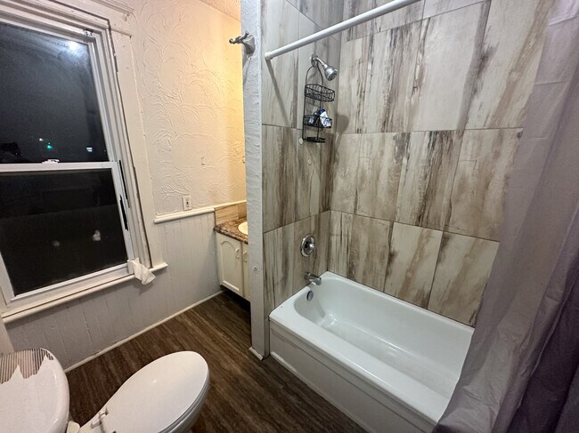 Photo - 422 St. George St