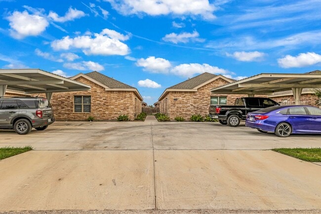 Building Photo - 2704 E Eisenhower Ave Unit 2704#4