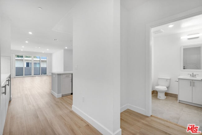 Photo - 1832 S Barrington Ave Unit 202