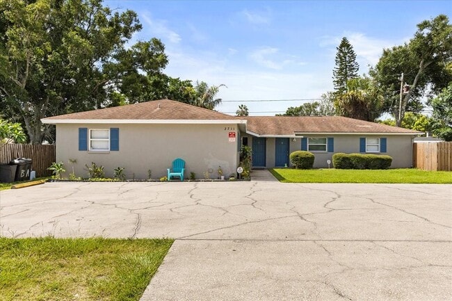 Building Photo - 2711 South Dr Unit A / #C Rental