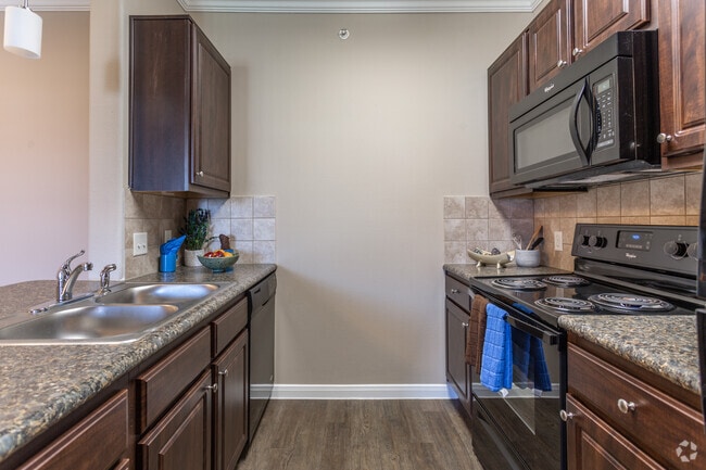 1BR, 1BA - 792SF
