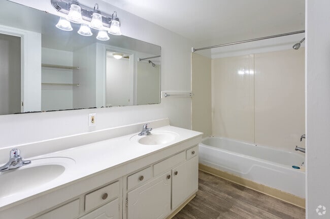 2 BR, 1 BA - 900 SF
