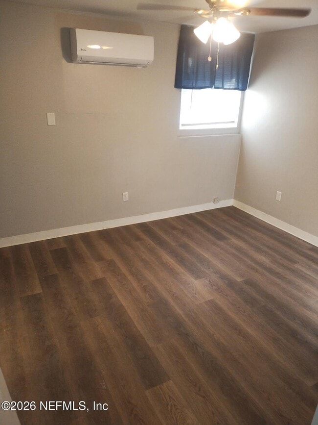 Photo - 5340 Kingsbury St