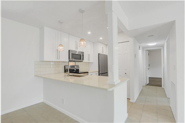 Building Photo - 3402 Gardens E Dr Unit 16b Rental