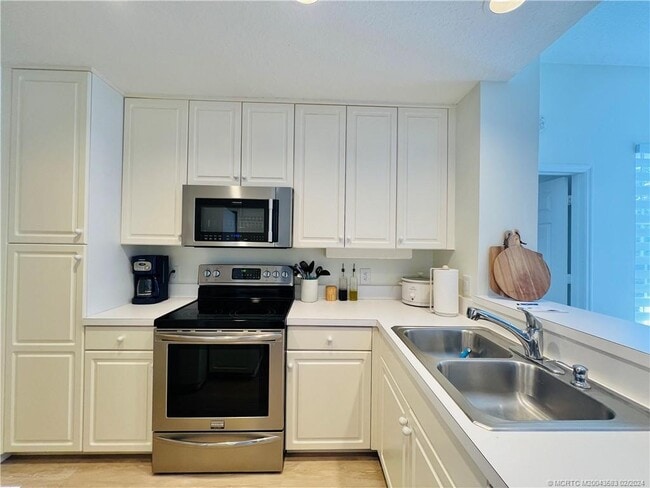 Building Photo - 411 NE Plantation Rd Unit 526