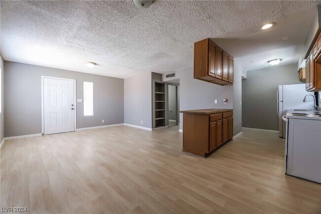 Photo - 833 N Bruce St