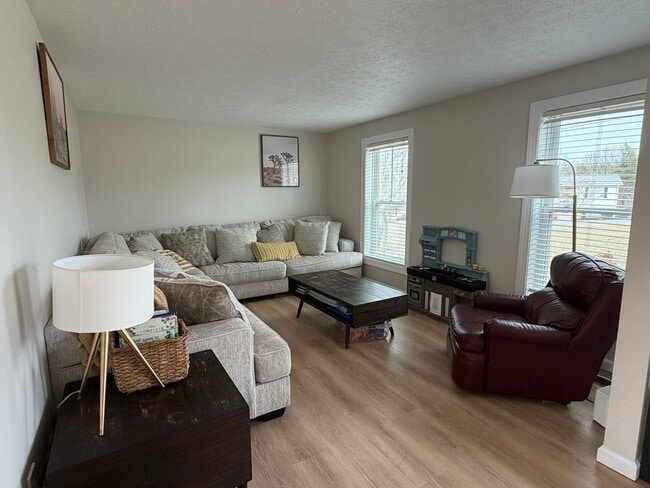 Building Photo - Roomy 5 Bedroom Home with Deck in Christiansburg