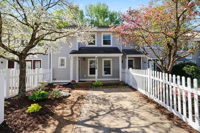 Building Photo - Updated 3 Bedroom Townhome!!! ***Available NOW***