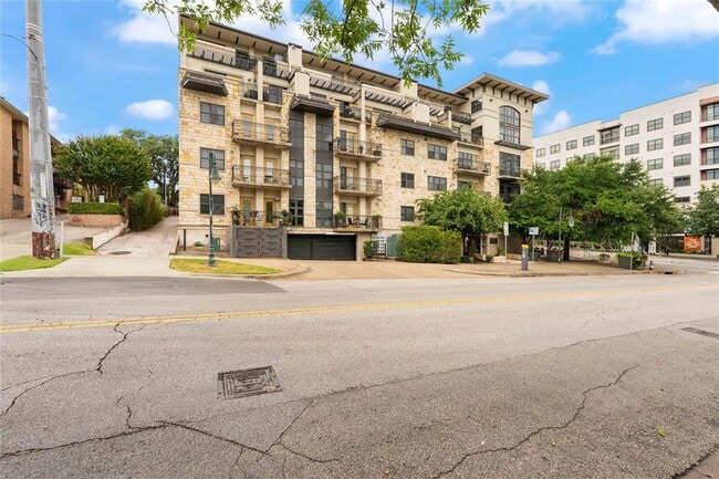Building Photo - 1812 West Ave Unit 408
