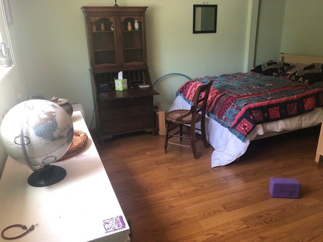 Large,sunny room overlooking garden. Easy access to full kitchen and bath and studio in garden for s - 2302 Acton St House