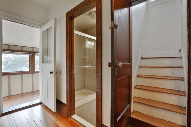 Building Photo - Great CENTRAL Location 5 Bedroom House - Virtual Showings Available