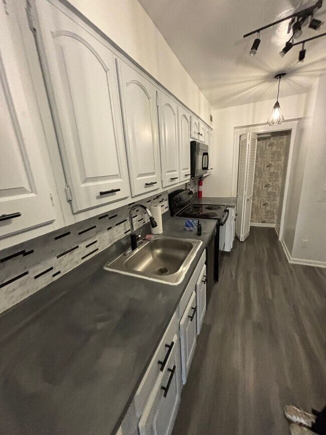 Photo - Large Foggy Bottom Beauty - 1+Den + 1 FB