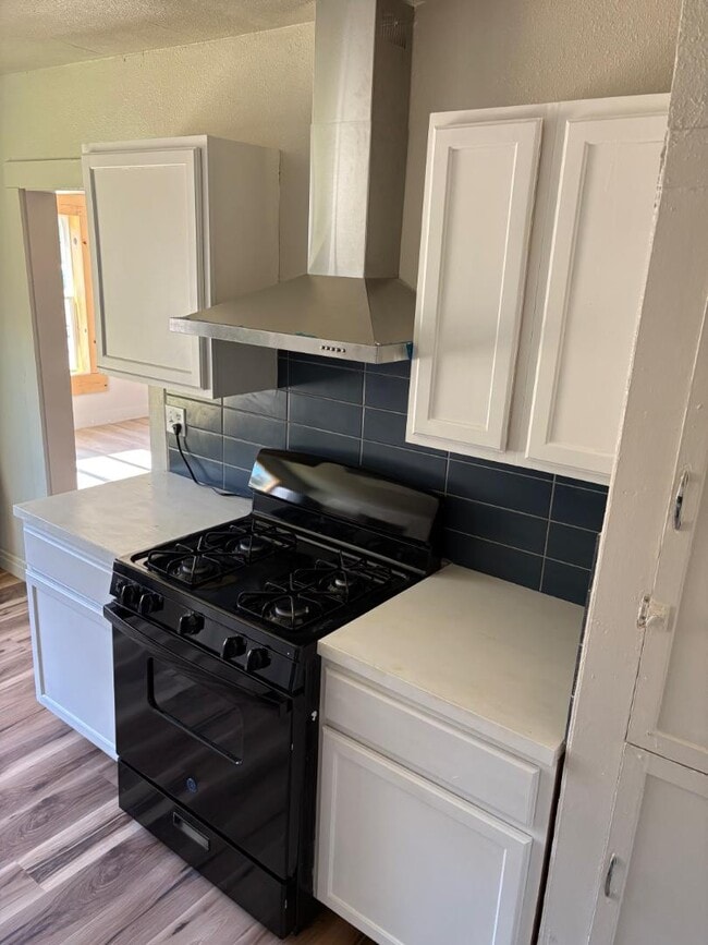 Building Photo - 406 S Fredonia St