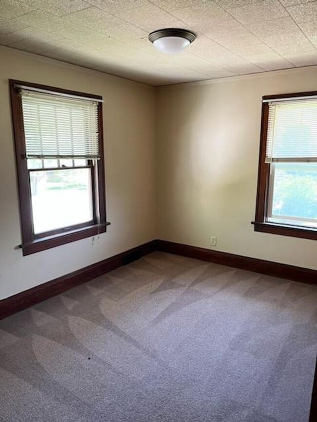 Building Photo - 2521 Iowa St Unit #4