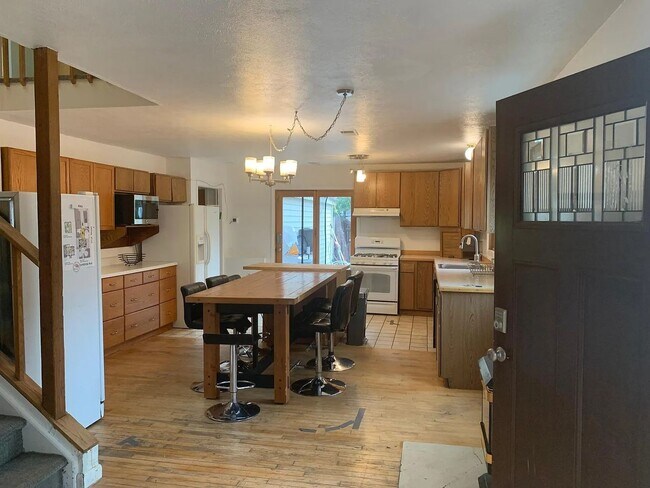 Photo - SHORT TERM RENTAL: Spacious 5+ Bedroom Home on the Hill! Available Now-July 24th 2026.