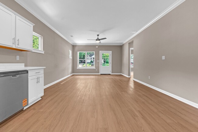 Photo - 557 Lundee St