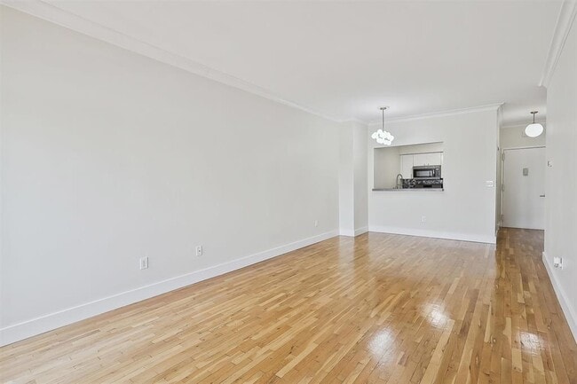Building Photo - 205 10th St Unit 9R