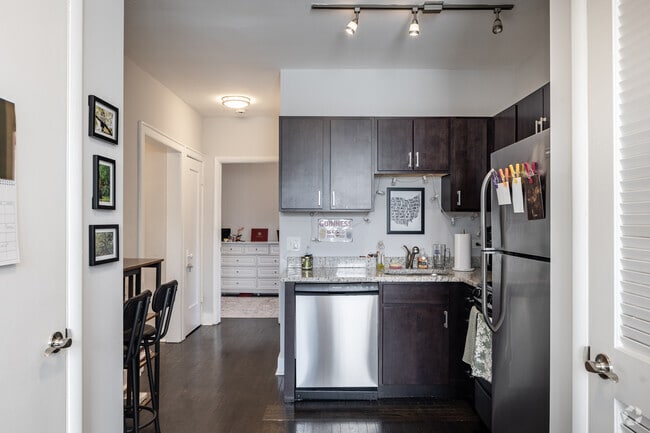 1BR, 1BA - 700SF - Kitchen