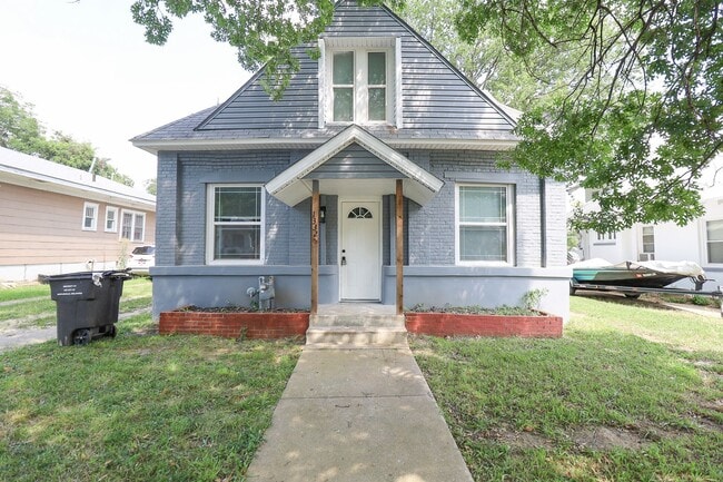 Building Photo - Modern Updates & Classic Charm | 3 Bed | 2... Rental