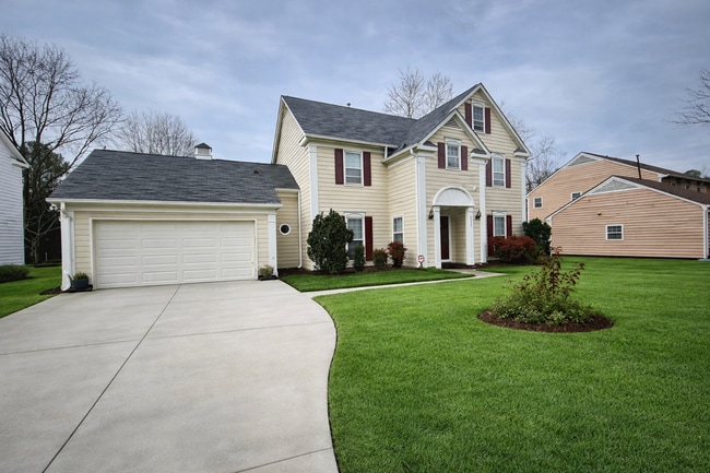 Building Photo - Beautiful 4 Bedroom Home with Fireplace & 2-Car Garage – Charlotte, NC