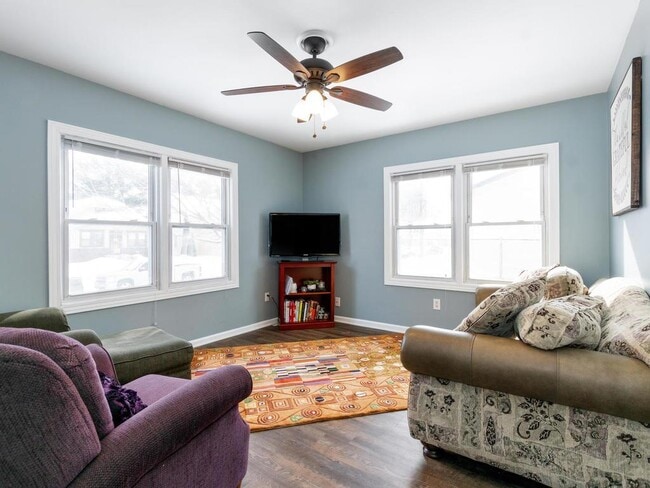 Photo - 726 Quincy St NE