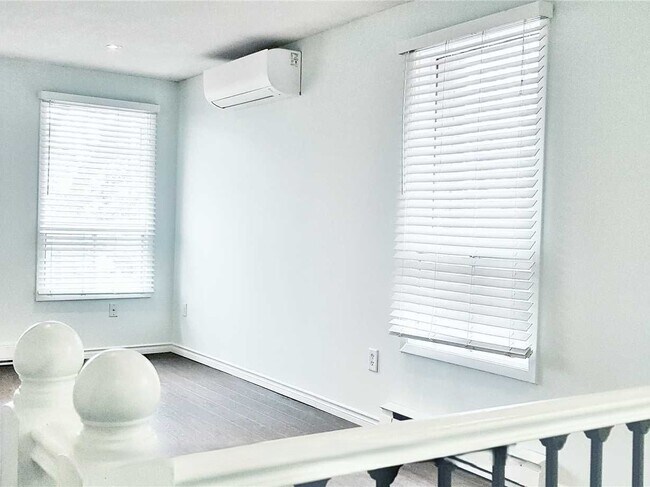 Photo - Spacious Main Floor Bungalow! (2+Den, 1 Bath) Unité MAIN