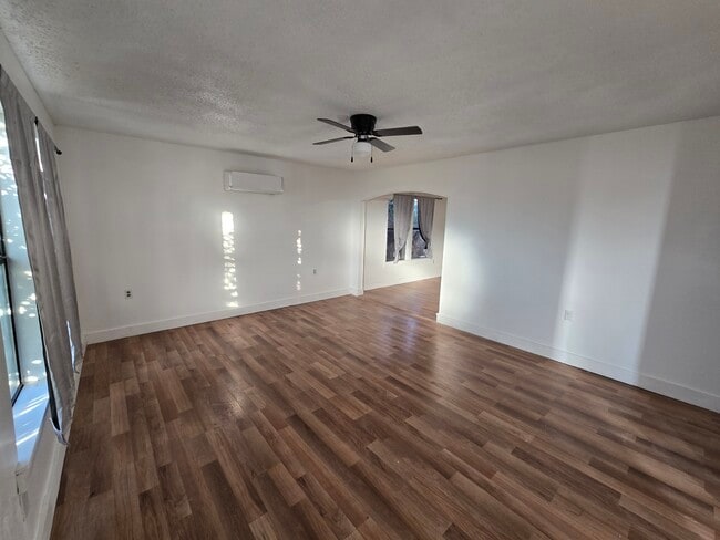 Photo - 1210 N Crain St