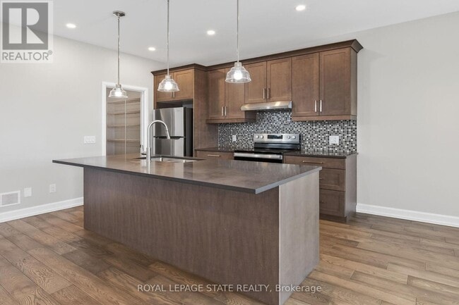 Photo - 3951 Mitchell Cres