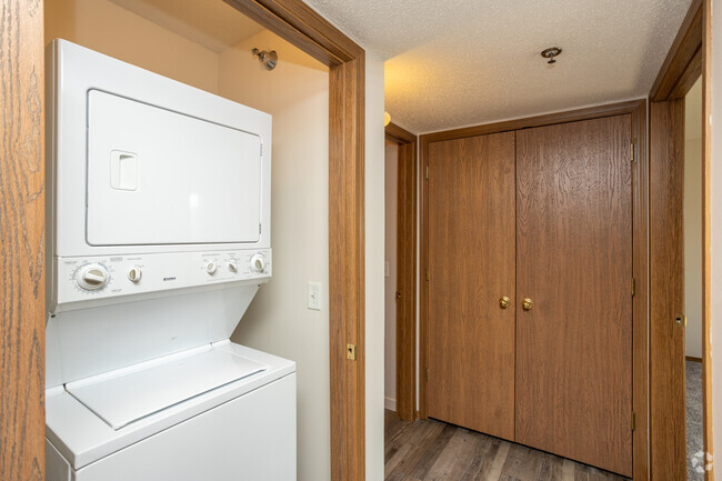 2BR, 1BA - 1020SF - laundry - Eastern Hills Apartments
