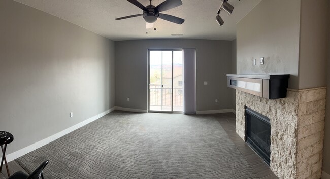 Family room - 810 S Dixie Dr Unit 2225