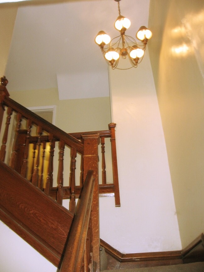 Building Photo - 2590 East Ave Unit 2590 Rental