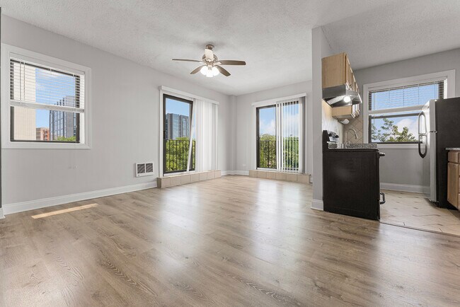 Photo - 4520 N Clarendon Ave Unit 401