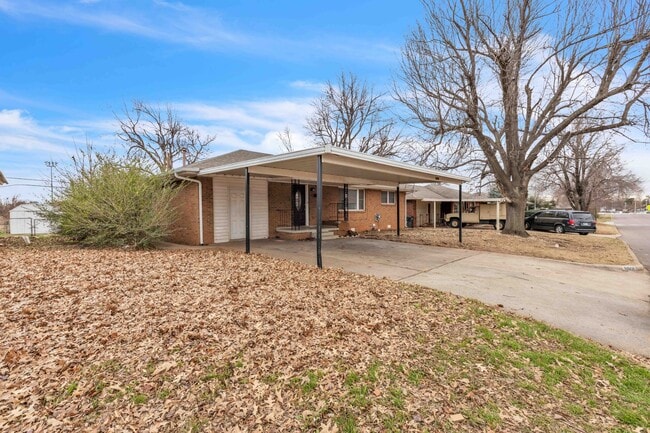 Photo - 2008 Maple Dr