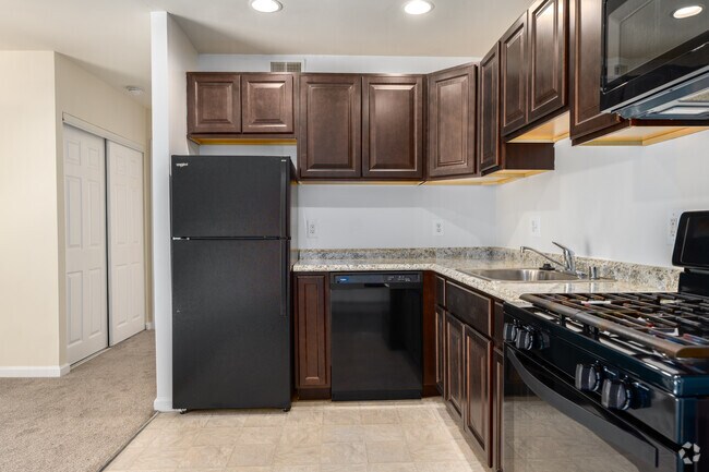 1BR, 1BA - 700SF