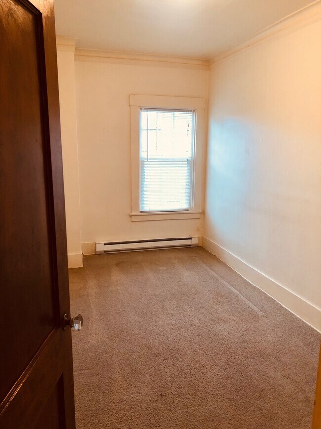 Cozy bedroom - 1415 E Republican St Unit 204