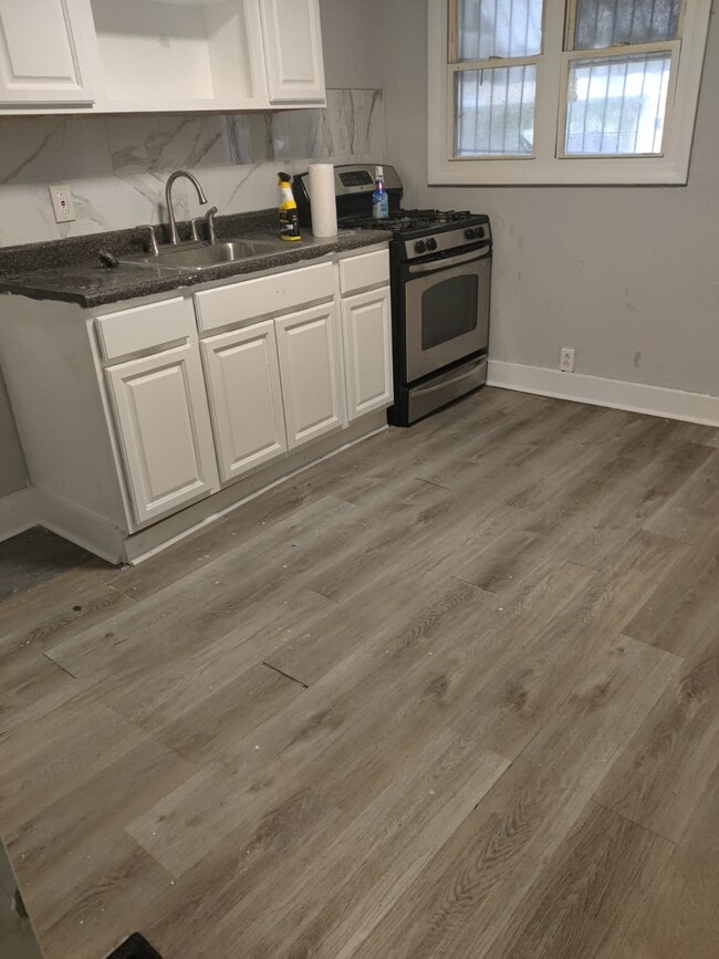 Photo - 2045 Fernon St