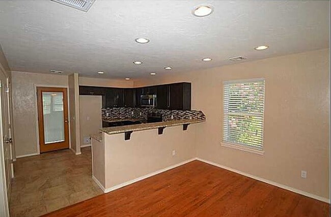 Photo - 1502 Barkley St