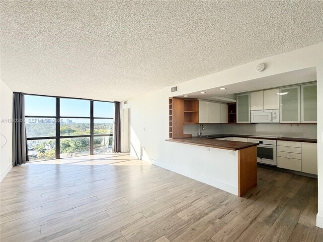 Photo - 1000 Parkview Dr Unidad 723