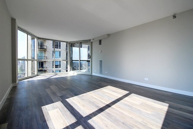 Photo - 2 E Delaware Pl