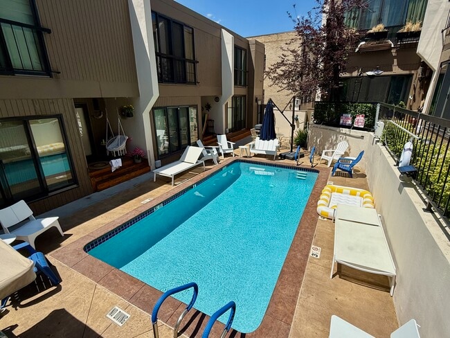 Private pool access steps from your front door! - 960 N Pennsylvania St Casa Adosada