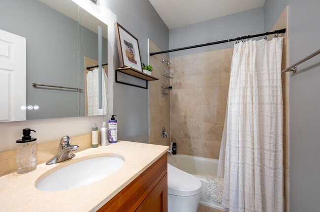 Photo - 4662 N Winthrop Ave Unit 3N