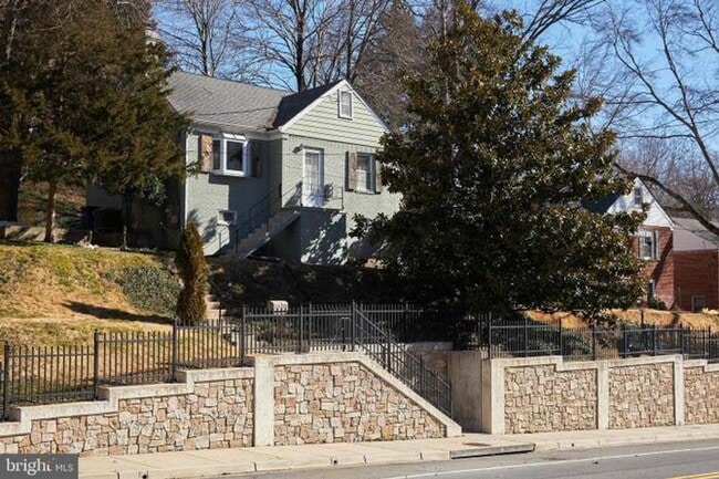 Building Photo - 221 Dale Dr