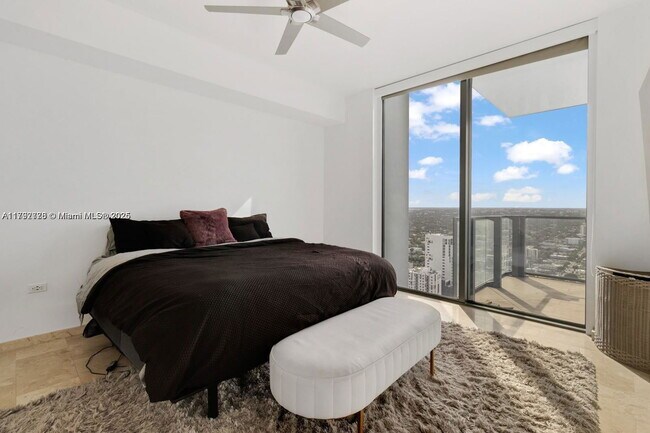 Photo - 88 SW 7th St Unidad 3410