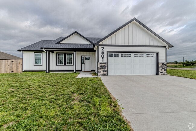 Building Photo - Please View 3D Virtual Walk-Through Before... Rental