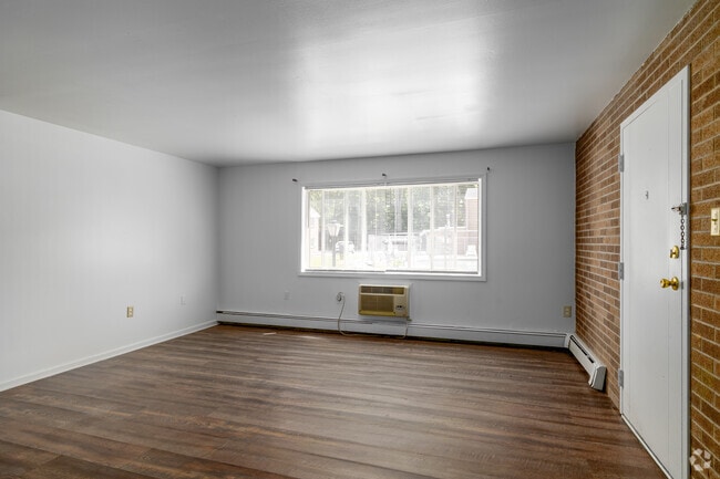 3BD, 1BA - 970SF - Living Room - Green Acres Of Ravenna