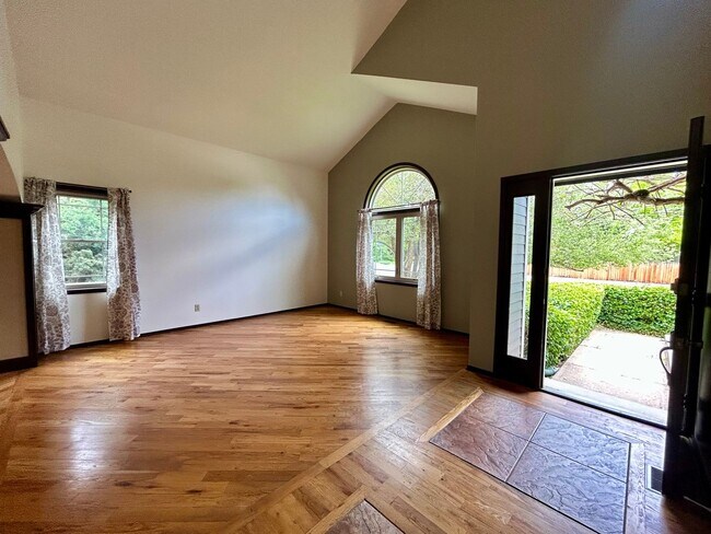 Photo - Beautiful 5 Bedroom Home with Large Private Yard