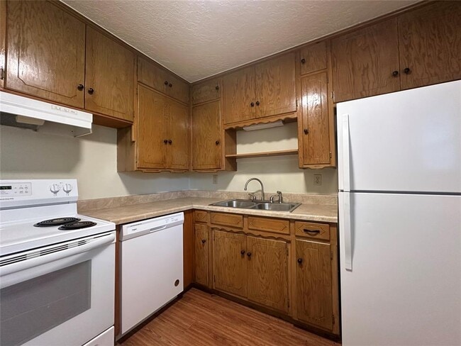 Photo - 2007 Delaware Ln