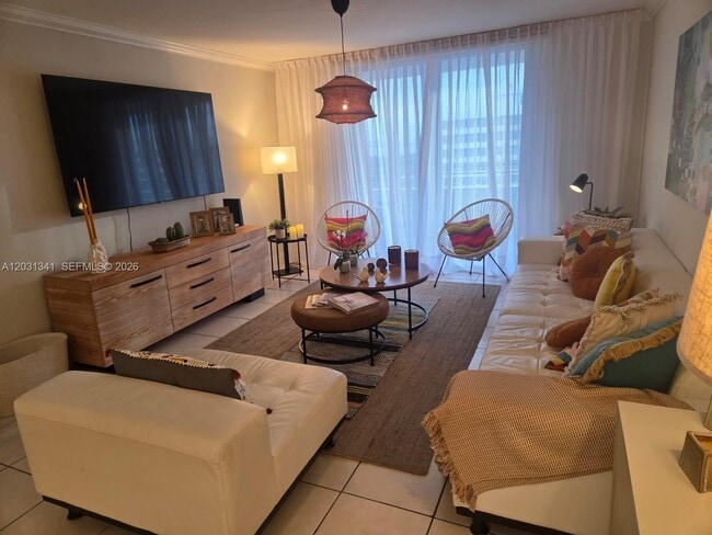 Building Photo - 5555 Collins Ave Unit 16W