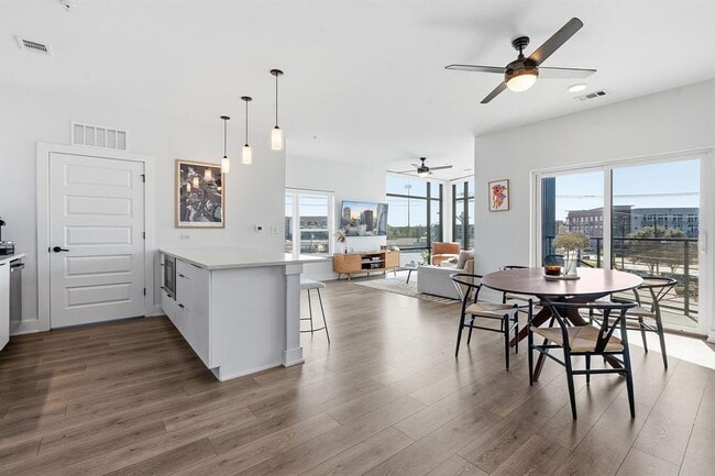 Building Photo - 2220 Webberville Rd Unit 305